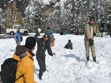 tourists at Rohtang during snowfall